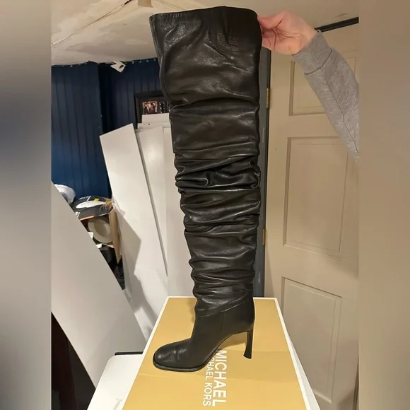 Michael Kors Elegant Black Leather Boots - Picture 2 of 4